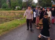 Kawal Ketat Tradisi Nyongkolan di Jalur Gunung Pengsong, Personel Polsek Labuapi Kedepankan Aksi Humanis