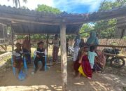 “Polisi Peduli” Bhabinkamtibmas Polsek Woha Salurkan Bantuan Paket Sembako Bagi Korban Kebakaran