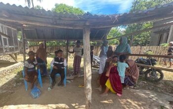 “Polisi Peduli” Bhabinkamtibmas Polsek Woha Salurkan Bantuan Paket Sembako Bagi Korban Kebakaran