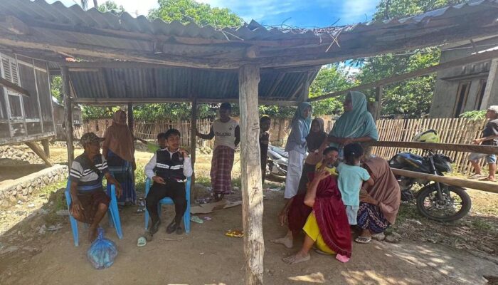 “Polisi Peduli” Bhabinkamtibmas Polsek Woha Salurkan Bantuan Paket Sembako Bagi Korban Kebakaran