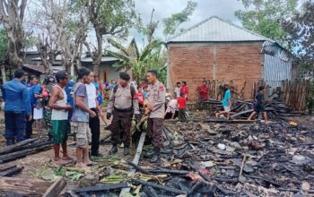 Personel Polsek Woha dan Warga Bantu Padamkan Kebakaran 2 Unit Rumah di Desa Risa