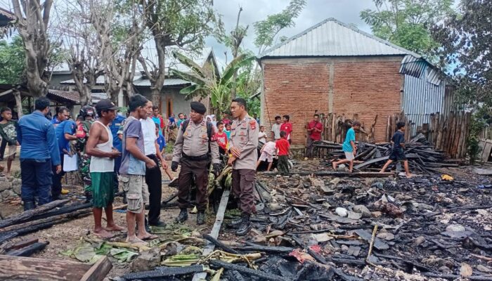 Personel Polsek Woha dan Warga Bantu Padamkan Kebakaran 2 Unit Rumah di Desa Risa