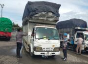 Aksi Sigap Personel Polsek Kawasan Pelabuhan Lembar Periksa Puluhan Kendaraan yang Masuk ke Pulau Lombok