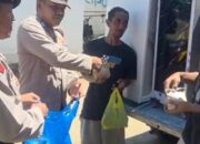‘Polisi Peduli’ Peringati Hari Buruh, Polsek Woha Polres Bima Kabupaten Bagikan Nasi Kotak Kepada Buruh Angkut di Terminal Tente