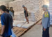 Pastikan Kualitas Terbaik, Polisi Dampingi Pengiriman 22 Ton Jagung Desa Kebon Ayu Menuju Gudang Bulog