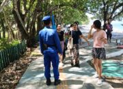 Aksi Humanis Polisi di Pantai Senggigi: Edukasi Kebersihan Sambil Jaga Keselamatan Anak