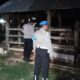 Jaga Kamtibmas, Polsek Sekotong Sambangi Kandang Ternak Dini Hari