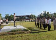 PEMBERIAN PENGHARGAAN KEPADA PERSONIL BERPRESTASI SAAT UPACARA HARI KEBANGKITAN NASIONAL OLEH KAPOLRES LOMBOK UTARA