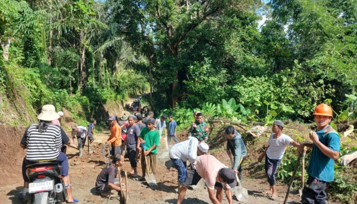Semangat Kebersamaan Perkuat Jalan Rusak Pascahujan Deras