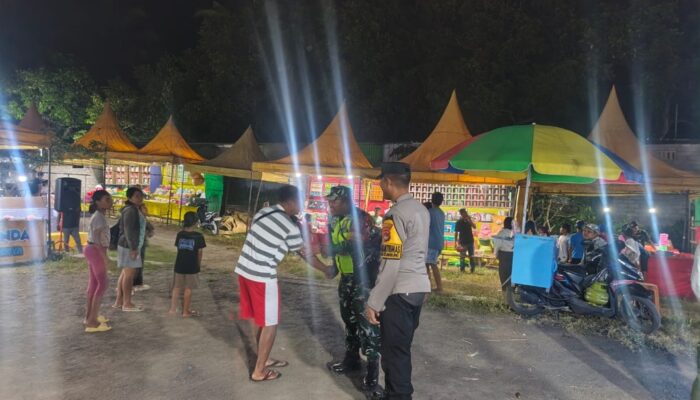 Babinsa dan Polisi Jaga Pasar Malam Tetap Aman