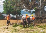 Polisi Peduli, Personel Satpolairud Polres Bima Kabupaten Bantu Warga Bersihkan Ranting dan Dahan Pohon Yang Menutupi Badan Jalan