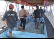 Polisi Penolong Sat Polairud Polres Lombok Utara Bantu Angkut Barang di Pelabuhan Bangsal