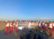 Sambut Hari Bhayangkara ke-80, Kapolda NTB Pimpin Aksi Bersih Pantai di Ampenan