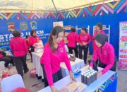 Waka Polda NTB Disambut Ketua Bhayangkari Cabang Bima Saat Tinjau Stand Bazaar Polres Bima dan Pasar Rakyat Serta Bakti Sosial Polres Bima Kabupaten di Mapolda NTB