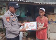 Peduli Lansia, Polsek Pelabuhan Lembar Bagikan Paket Sembako