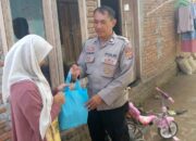 Peduli Warga, Polsek Lembar Bagikan Sembako di Dusun Kebon Talo