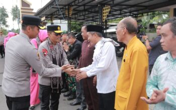 Kapolda NTB Salurkan Bansos dan Tanam Pohon Saat Kunker ke Polres Lombok Utara