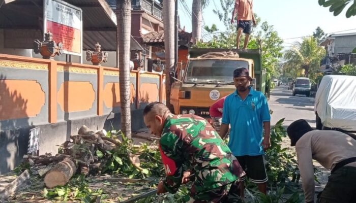 Koramil Cakranegara Perkuat Kebersamaan Lewat Gotong Royong Lingkungan