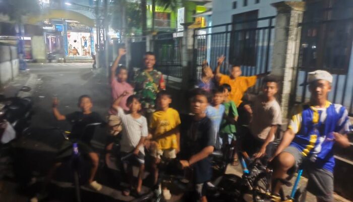 Sentuhan Humanis Babinsa Lindungi Anak dari Bahaya Balapan Sepeda