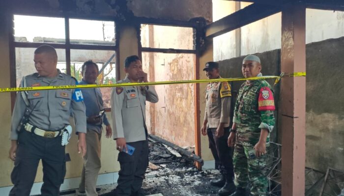 Babinsa Bersama Polri Tinjau Lokasi Kebakaran MTs Nujumul Huda, Bantu Penanganan Pascakebakaran
