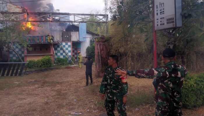 Api Melalap Bangunan Kosong, Babinsa Batulayar Bergerak Cepat