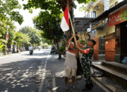 Merah Putih Berkibar, Babinsa Bangkitkan Nasionalisme Warga Cakranegara