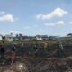 Api Membakar Lahan Kosong, Babinsa Meninting Bergerak Cepat
