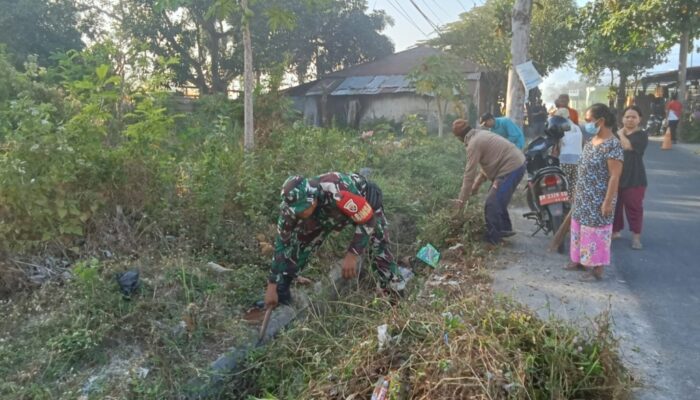 TNI dan Warga Bersatu Bersihkan Jalan Desa Tanjung
