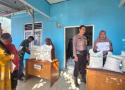 Monitoring Penyaluran Bantuan Beras di Desa Binaannya Bhabinkamtibmas Polsek Woha Sampaikan Himbauan Kamtibmas