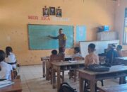 Polisi Peduli, Bhabinkamtibmas Polsek Tambora Isi Kekosongan Guru Agama Hindu di SDN 2 Labuhan Kananga