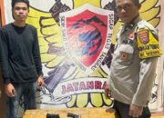 Dua Warga Kecamatan Monta Secara Sukarela Menyerahkan 2 Pucuk Senpira Jenis Pistol Ke Mapolsek Monta